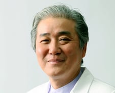 "젊은 의사들 월급 많다" 직격한 의대 교수…해외 의사 수입 제안도