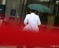 면죄부에도 꼼짝 않는 전공의들 "더 버텨보자"