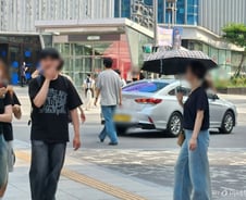 [르포]보도 가로지른 택시, 쌩쌩 오토바이…여기가 '대중교통 전용지구'?