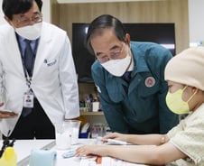 "암환자 안전 위해" 국립암센터, 진료 더 줄이고 새 환자도 덜 받는다