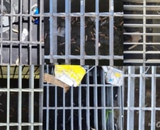 '반지하 참사' 벌써 잊었나…빗물받이에 꽁초 '수북', 뚜껑까지 덮어[르포]