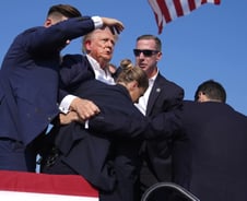 '유세장 총격' 트럼프, 피 묻은 채 긴급 대피…바이든, 보고 받아 [영상]