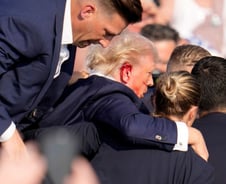 트럼프 "총격범의 총알, 내 오른쪽 귀 위쪽 관통했다"