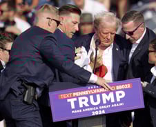 '피범벅·주먹 불끈' 트럼프, 대선전 강한 결집효과 부르나?