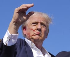 미 비밀경호국 "유세장 밖 높은 곳에서 여러발 저격"