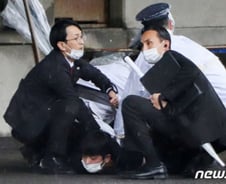 '폭탄테러' 당했던 기시다 "민주주의 향한 모든 폭력에 맞서야"