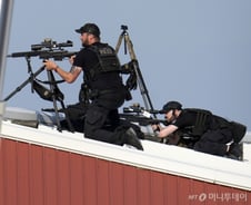 "지붕 위 소총!" 경찰에 알렸는데…거세지는 경호 논란