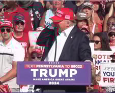 연설 5분만에 탕탕탕! 이민자 자료 읽던 순간, 총알 스쳤다