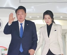 '나토 정상회의' 다녀온 윤 대통령 지지율 '32%'...3주 만에 소폭 반등