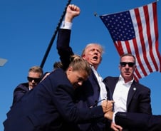 "총성에 역사 직감"…주먹 치켜든 트럼프, 퓰리처상 기자가 찍었다