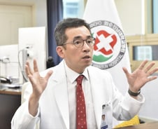 "암 주변에 세균 버글, 소름"…의사 과학자 '이 항암제' 해외서도 주목