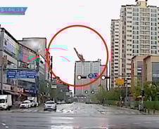 아파트 옆으로 소방헬기 추락…목격자들 "기적" 말 나온 이유[뉴스속오늘]