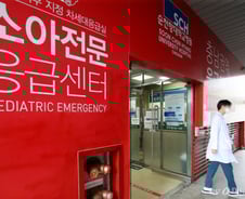 응급실 줄줄이 무너지나…전공의 이탈+소송 부담에 '사직 러시'