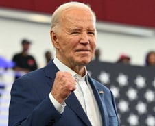 "트럼프를 과녁에" 발언 사과한 바이든…"선거 접전" 공세 모드 전환