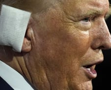 "트럼프" "4년 더" "싸우자"…'귀에 붕대' 트럼프에 들썩인 공화당