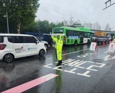 "폭우 속 16시간 밤샘 근무"…도로 지킨 경찰들도 흠뻑 젖었다[르포]