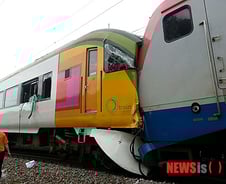 휴대폰에 정신 팔린 기관사…경보음 무시하고 달리다 무궁화호 '쾅'[뉴스속오늘]