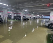 [더영상]"얼른 차 빼요!" 신축인데 물 '콸콸'…흡연실 된 남고 화장실