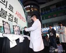 '자유의 몸' 전공의 돈 더 주는 해외로?…'전문의 줄사퇴' 응급실 어쩌나