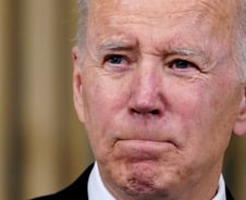 괜히 일찍한 TV토론…맹추격하던 바이든, 고령논란에 하차