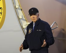 "바이든, 측근 2명만 불러 극비리 사퇴 준비"…가족도 몰랐다