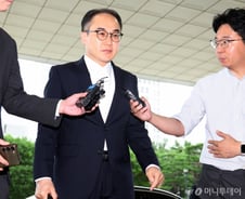 '김건희 수사'에 檢 내부 파열음…이원석, 남은 '0.195㎞' 완주할까