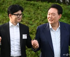 [단독] 윤 대통령-한동훈 대표 '러브샷'…"韓 외롭게 만들지 말라"