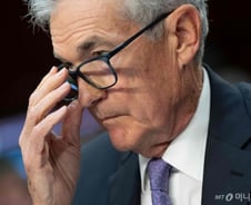 "오랜 고금리, 경제 위협" 연준의 깜빡이…캐나다는 두번 내렸다