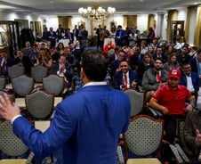 트럼프의 후원을 받는 우스꽝스럽고도 진지한 '알파메일' [PADO]