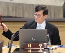 18개월 만 한국 경제 뒷걸음질…"내수 심상찮아" 힘 받는 금리인하