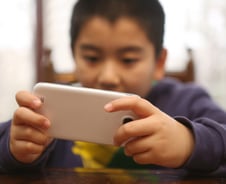 "너 스마트폰 중독이야" 자녀 탓만?…부모 '뜨끔'할 연구 결과 나왔다