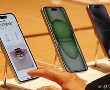 [IT썰] 아이폰16, 새 AI 기능 탑재 늦어질 듯..."10월 전망"