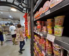 "한국선 안 팔아" 태국 필수 쇼핑템 됐다…K라면 역구매 열풍[르포]