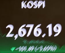 '검은 금요일' 코스피, 4년만에 최대 추락…외인·기관 1.6조 팔았다