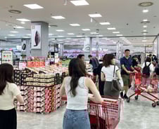 [단독]롯데마트, 본사 직원 10% 마트 점포로…"현장 강화 경영"