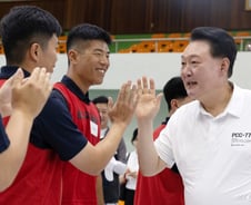 휴가 중인 尹 지지율, 1%p 내린 29%…국민의힘 32%·민주당 24%