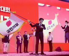 '비주류' 위기 속 한동훈 택한 보수..."기업 살리고·중산층 품어야 산다"