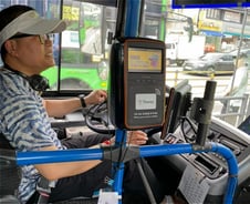 "우회전할게요, 꽉 잡으셔요"…다정한 마을버스 기사님[인류애 충전소]