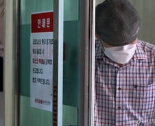"백신 안돼" 의사가 퍼뜨린 '가짜뉴스'…코로나 재확산에 또 판친다