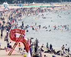 렌즈 끼고 물놀이하다 실명까지?…시력 떨어지고 충혈, '이것' 의심