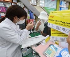 안팎으로 들끓는 코로나·엠폭스…감염병 테마주들 '상한가'