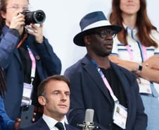 "입지 위태로운 마크롱 대통령…외교 무대에 집중"