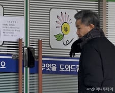 정부 "전공의 안하면 진료 불가" vs 의사 "공보의·군의관도 문제 생겨"