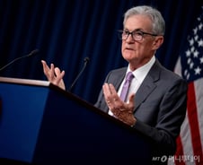 파월 "정책 바꿀 때 됐다"…9월 금리인하 신호에 3대 지수↑[뉴욕마감]