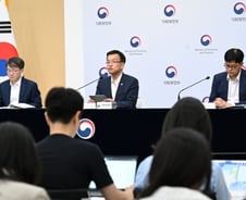 내년 노인일자리 110만개…저소득 대학생 월 20만원 '주거장학금'