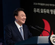 윤 대통령 지지율 '30%' 2주째 하락…국민의힘 37%·민주당 40%