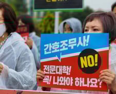 '고졸·학원 출신 간호조무사' 장외투쟁, 간호법 발목 잡았다?