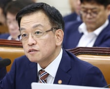 [기자수첩]쉬운 길 택한 은행…정부는 어려운 길 가고 있을까