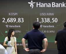 외국인 매도세에도 코스피 강보합 마감… 금융주 동반 하락