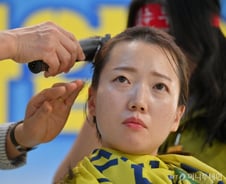 삭발한 조선대병원 노조위원장 "아무것도 해줄 수 없어서" 울먹